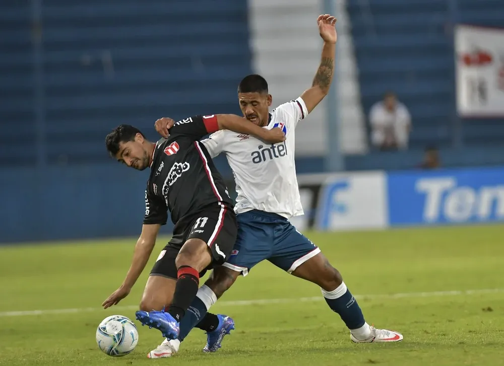 Yonathan Rodríguez de Nacional ante el Chory Castro de River Plate