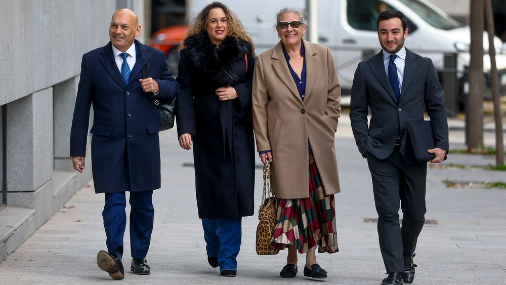La empresaria Carmen Pano, junto a su hija y sus abogados.