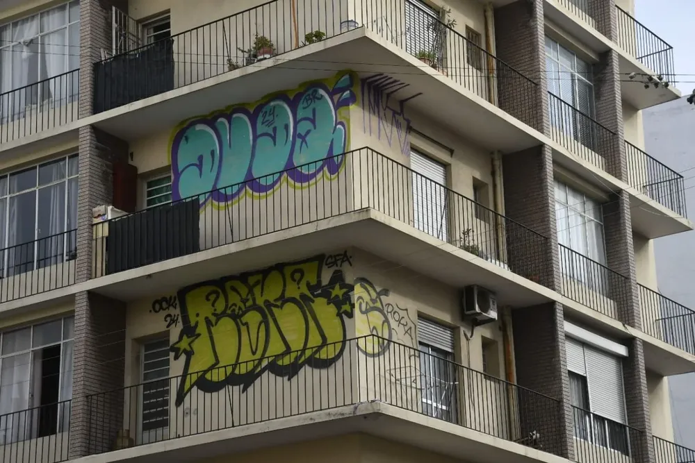 El primer edificio de varios pisos que apareció con grafitis, dentro de esta ola, se encuentra en Mercedes y Vázquez
