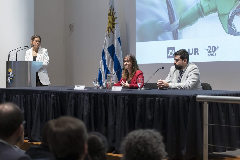 ALUR presentó un análisis en la Torre Ejecutiva: en la foto la presidenta de Ancap y el presidente de Alcoholes del Uruguay durante la exposición inicial.