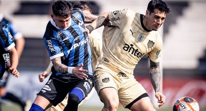 Gonzalo Napoli de Liverpool ante Maximiliano Silvera de Peñarol por el Torneo Clausura
