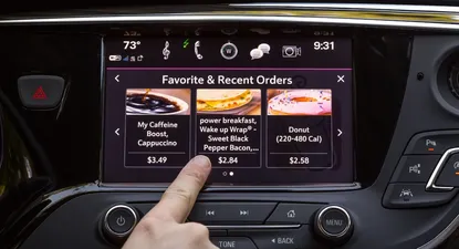 Pronto podrás pedir un café y pagar con tan solo tocar el tablero de tu auto