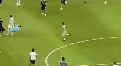 un hincha de juventus entro a la cancha y lesiono a su propio jugador en los festejos: mira el insolito hecho