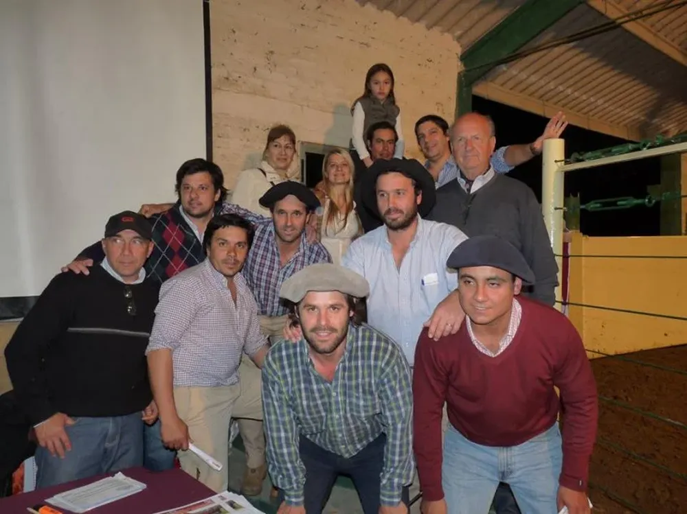 Los titulares de la cabaña con integrantes del equipo de Zambrano & Cía