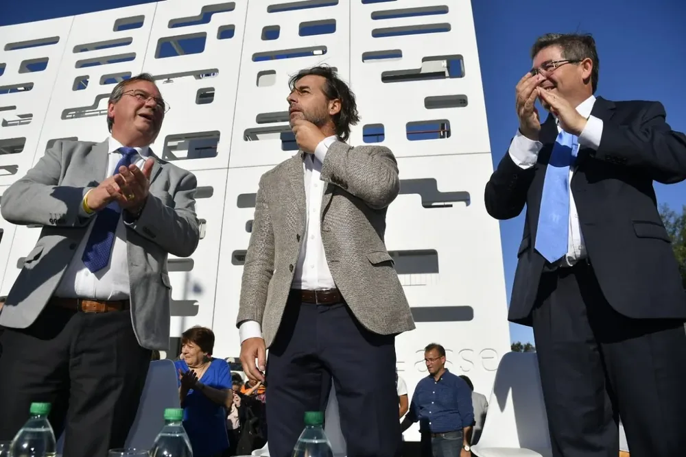 Lacalle Pou junto a José Luis Falero y Leonardo Cirpiani en la inauguración del Hospital del Cerro. Imagen Archivo