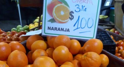 Frutas con precios accesibles, por ejemplo la naranja.