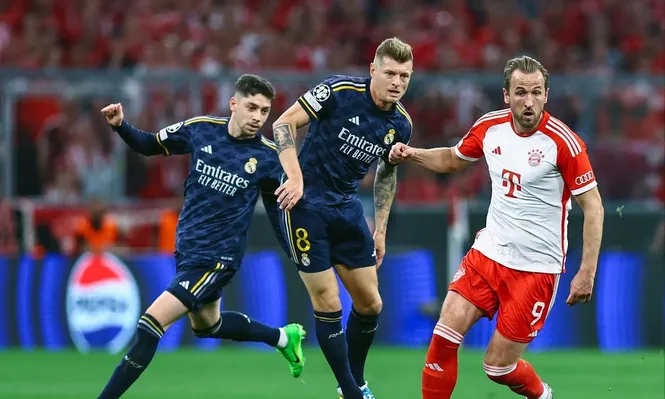 Valverde, Kroos y Harry Kane en pleno partido entre Bayern Múnich y Real Madrid en la ida