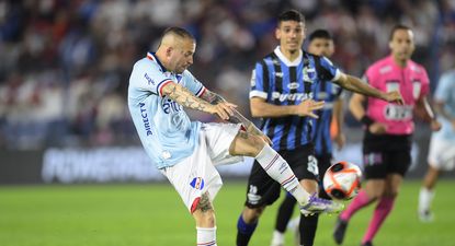 Nicolás López en el partido contra Liverpool