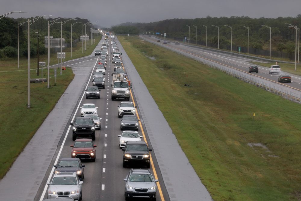 Miles de personas evacúan las zonas en riesgo por el paso del huracán Milton