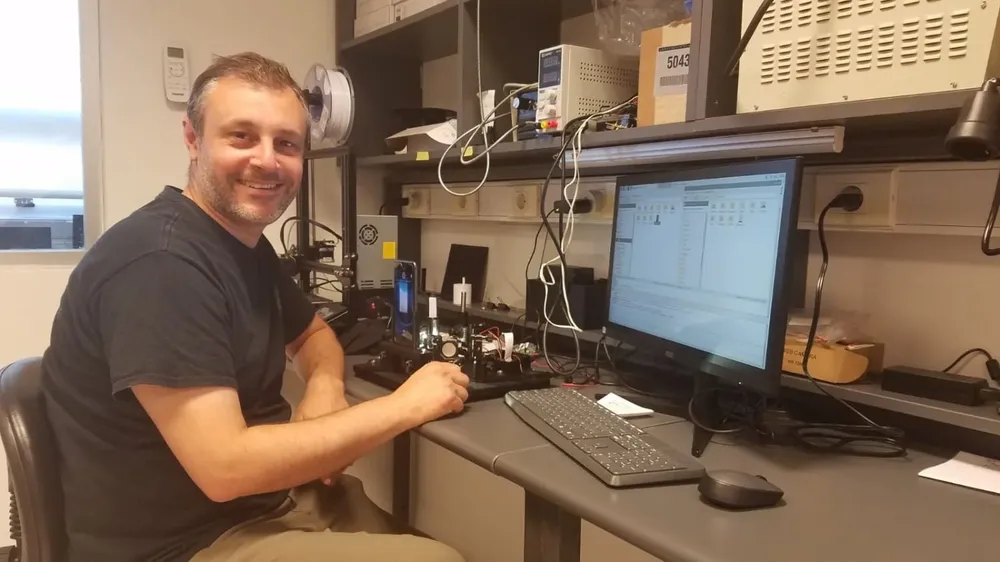 Leonel Malacrida trabajando en el laboratorio del Insitut Pasteur Montevideo