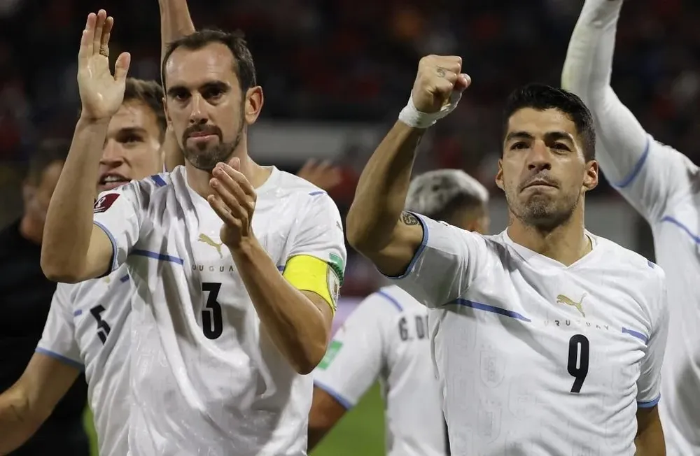 Suárez le envió un par de mensajes a Godín por su despdeida del fútbol