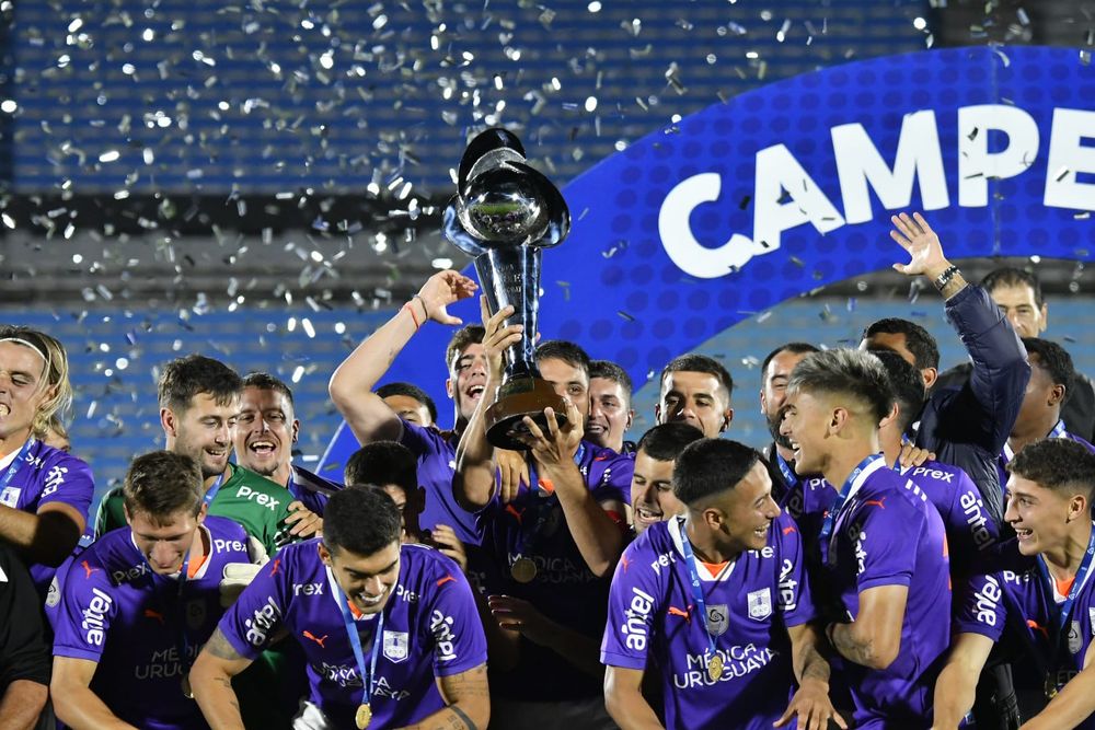 Defensor levanta su tercera copa dom&eacute;stica tras vencer a Nacional