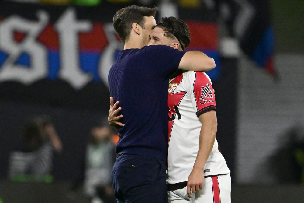 El abrazo de Iñigo Pérez y Pacha Espino en la final de la UEFA Conference League