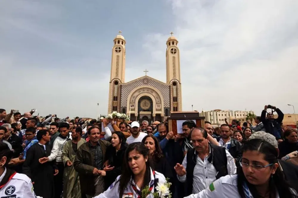 Muestras de indescriptible dolor acompañaron el sepelio de las víctimas de los atentados contra dos iglesias de la minoría cristiana.