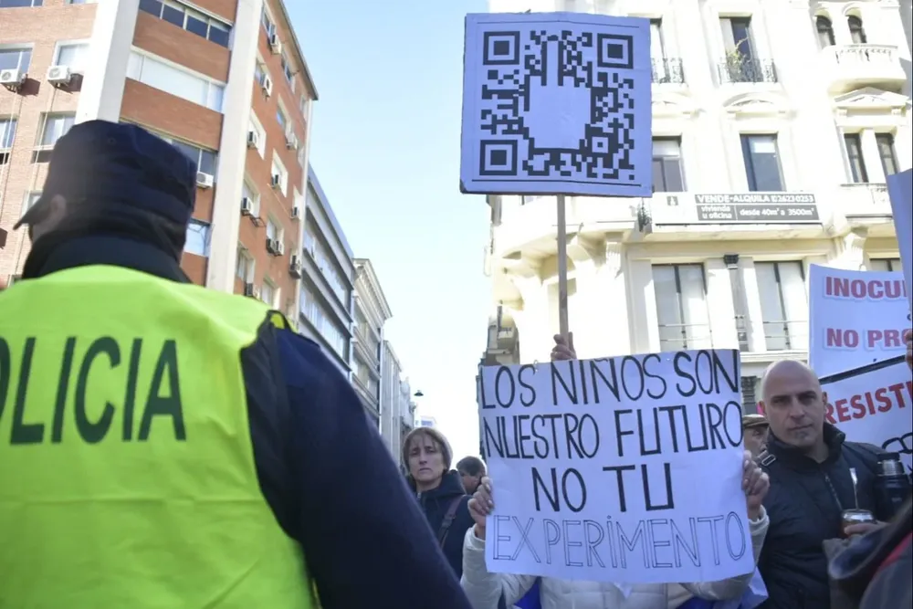 Los niños son nuestro futuro, no tu experimento, reza uno de los carteles que llevaron los antivacunas al acto
