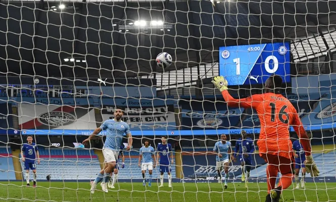 Mendy adivinó la jugada y se quedó cómodamente con el penal de Agüero