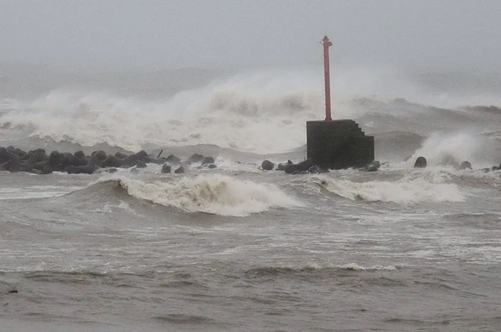 Las grandes olas causadas por el tifón Noru se ven en el puerto en la ciudad de Miyazaki, Japón
