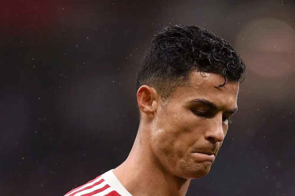 Cristiano Ronaldo se retiró del clásico con la cabeza gacha y con silbidos en su contra