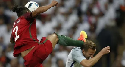 Brutal patada de Bruno Alves a Harry Kane