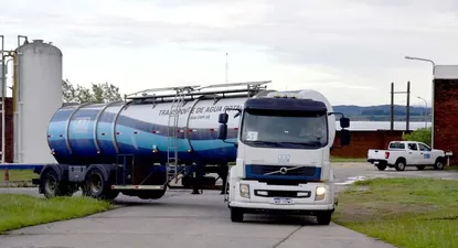 Camión cisterna de OSE transporta agua potable desde Laguna del Sauce hasta Minas. (Foto archivo)