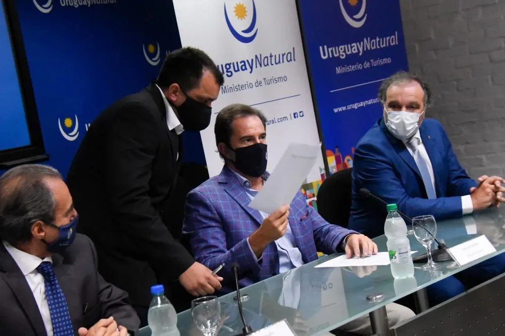 El subsecretario de Turismo, Remo Monzeglio, el ministro Germán Cardoso, y el intendente de Rocha, Alejo Umpiérrez