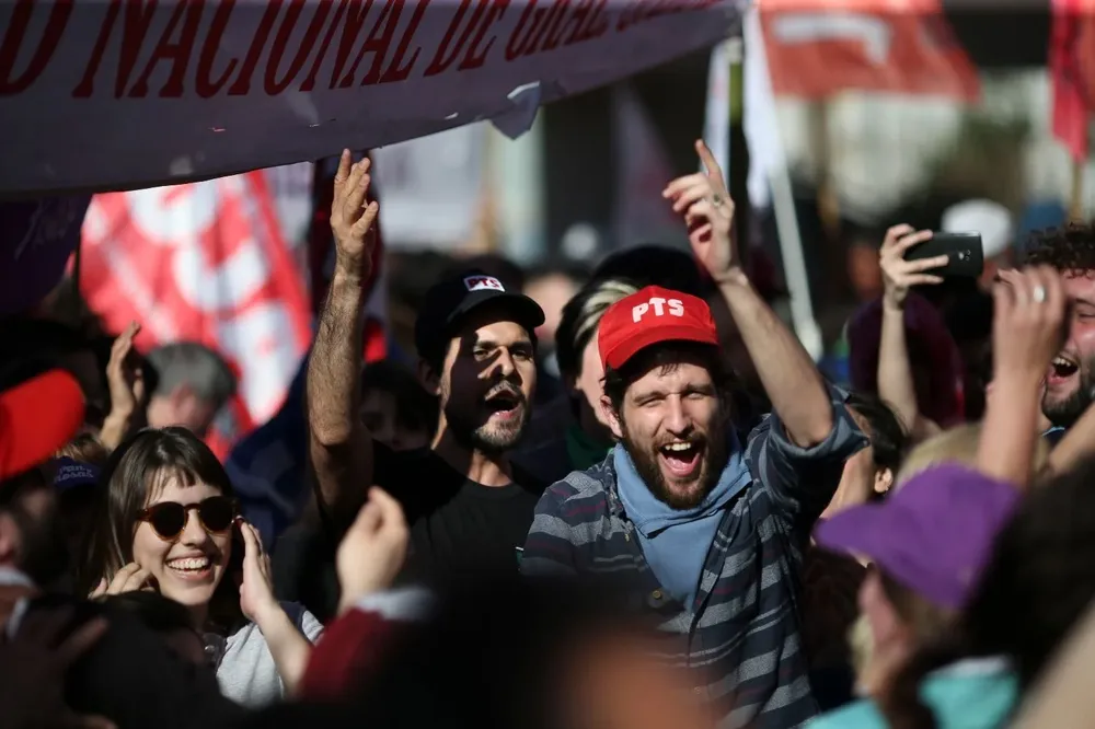 Un grupo de manifestantes realizan un piquete ante policías, cortando uno de los puentes de acceso a Buenos Aires