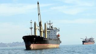 Barcos petroleros por el estrecho de Ormuz.