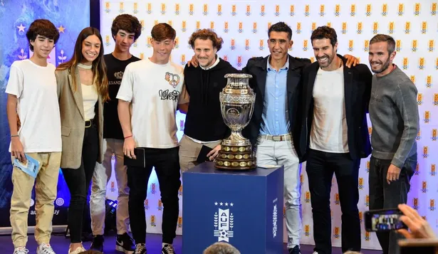 Los hijos de Abreu, uno de los hijos de Lugano, que recibieron los reconocimientos de sus padres, Diego Forlán, Juan Castillo, Andrés Scotti y Álvaro Tata González
