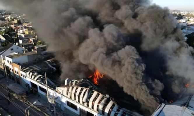 Incendio en la fábrica de pañales: el Gobierno denuncia maniobras para bloquear la licitación del PAMI