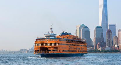 Un clásico sumamente disfrutable -y cuesta cero dólar-: el viaje en Ferry que une Staten Island con Manhattan.