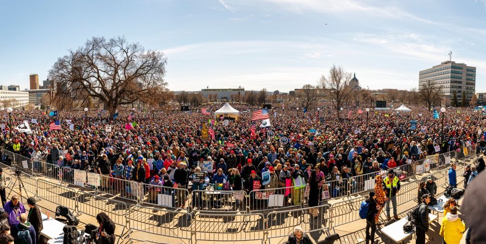 Una multitud reunida fuera del Capitolio del Estado de Minnesota durante el día nacional de protesta No Kings en Saint Paul.