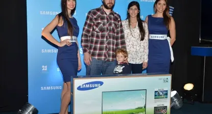Daniel Grana, ganador de la promoción “Unite al juego”, junto a su familia.