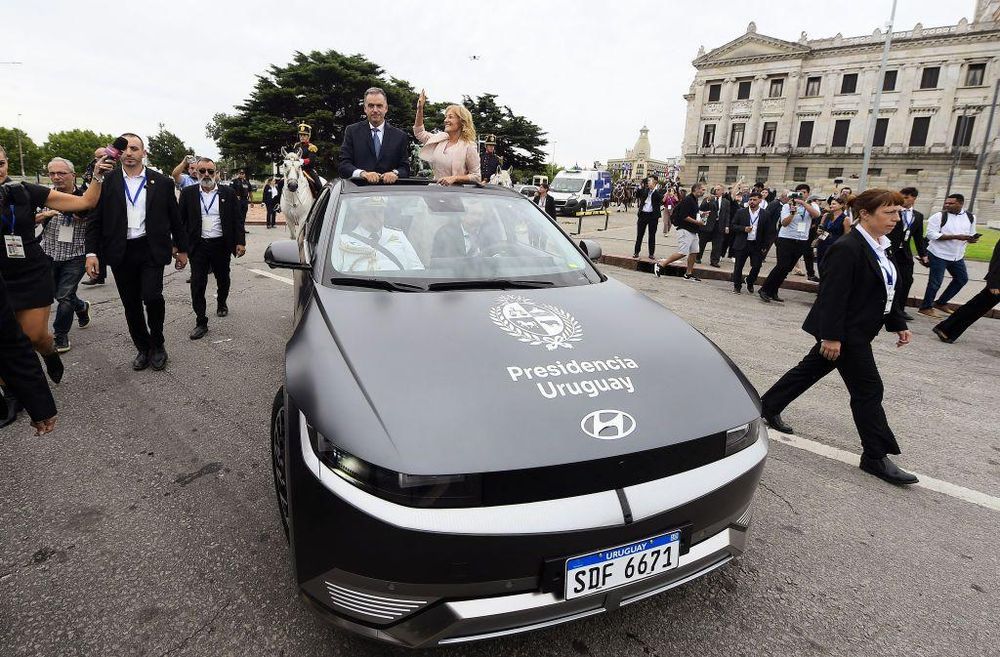 Yamand}u Orsi usó un auto eléctrico para asumir la presidencia de Uruguay, como símbolo de la transición energética del país.