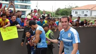 Godín y Suárez retribuyen apoyo a jugadores locales