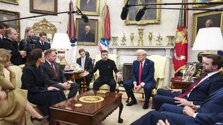 Donald Trump, Volodimir Zelenski y JD Vance, rodeados por funcionarios y periodistas en la Casa Blanca.