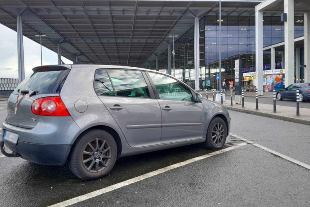 El vehículo que lleva más de un año estacionado en el aeropuerto de Berlín Brandeburgo.