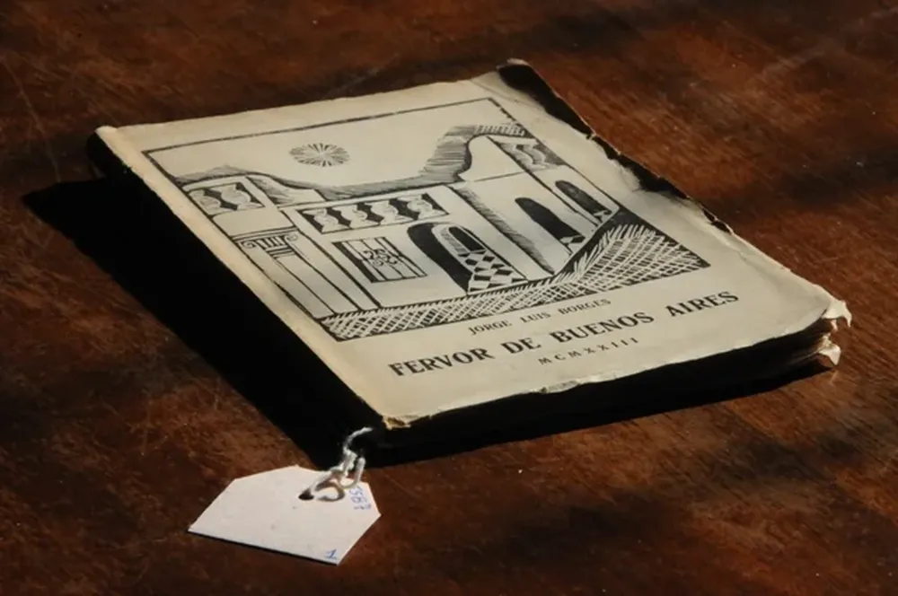 El libro fue dedicado por Borges a su amiga Luisa Luisa