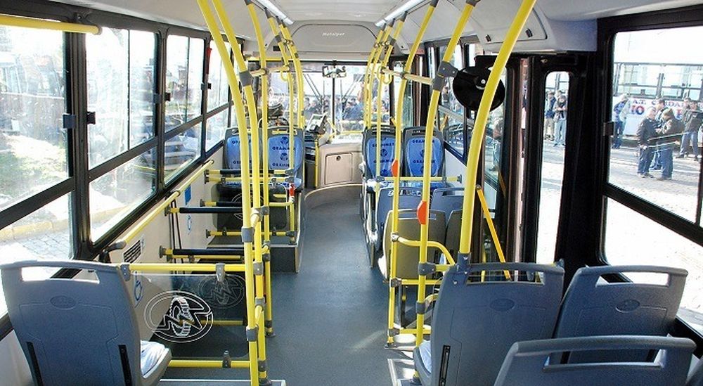 Un chofer de colectivo reveló las distintas funciones de los timbres para bajar y revolucionó las redes