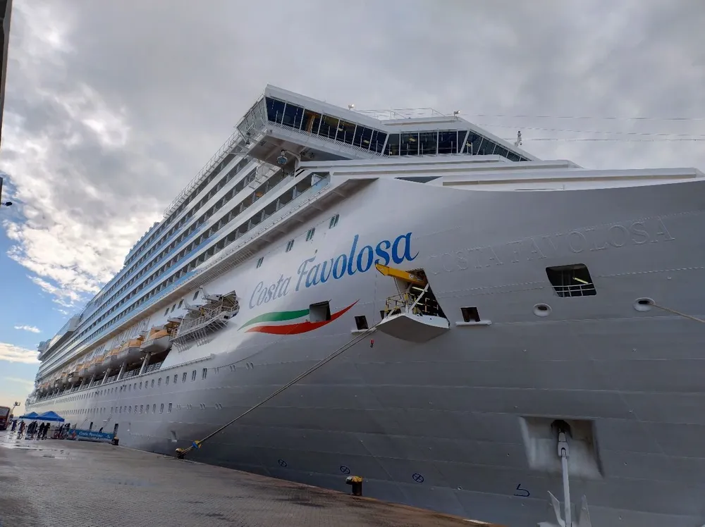 El crucero Costa Favolosa en Montevideo