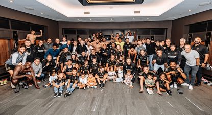 Festejo de junto a sus compañeros