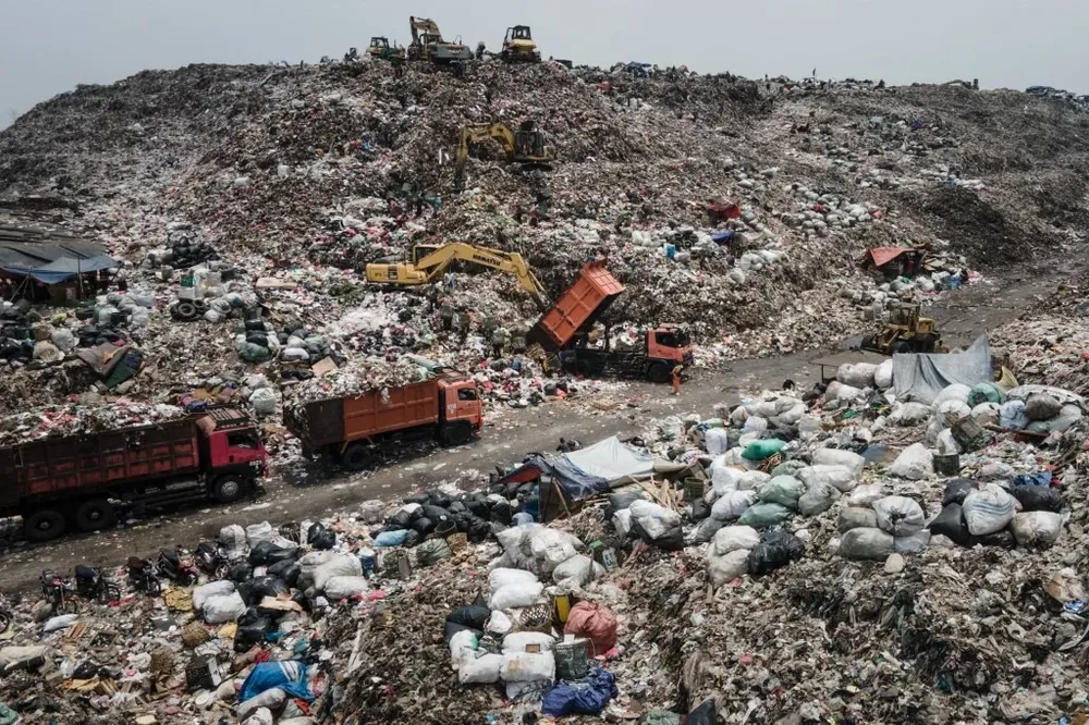 A las montañas de basura en Yakarta, se suman las contaminantes emisiones de las plantas de carbón.