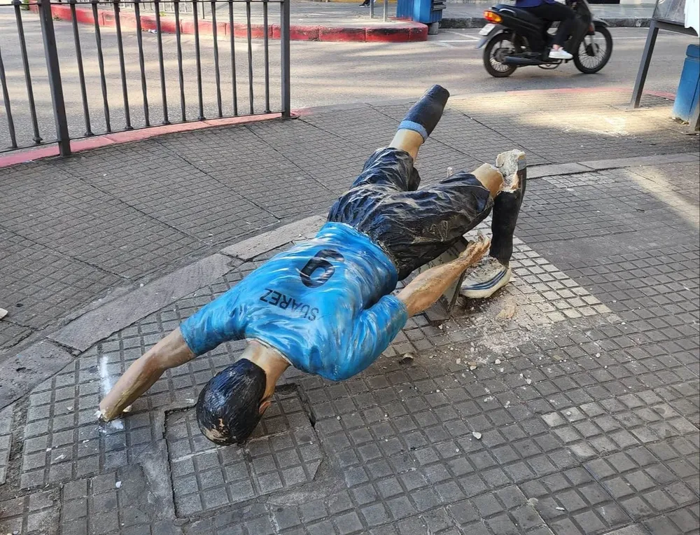 Así quedó la estatua de Luis Suárez en Salto luego de los festejos de los hinchas de Peñarol por su 131 aniversario
