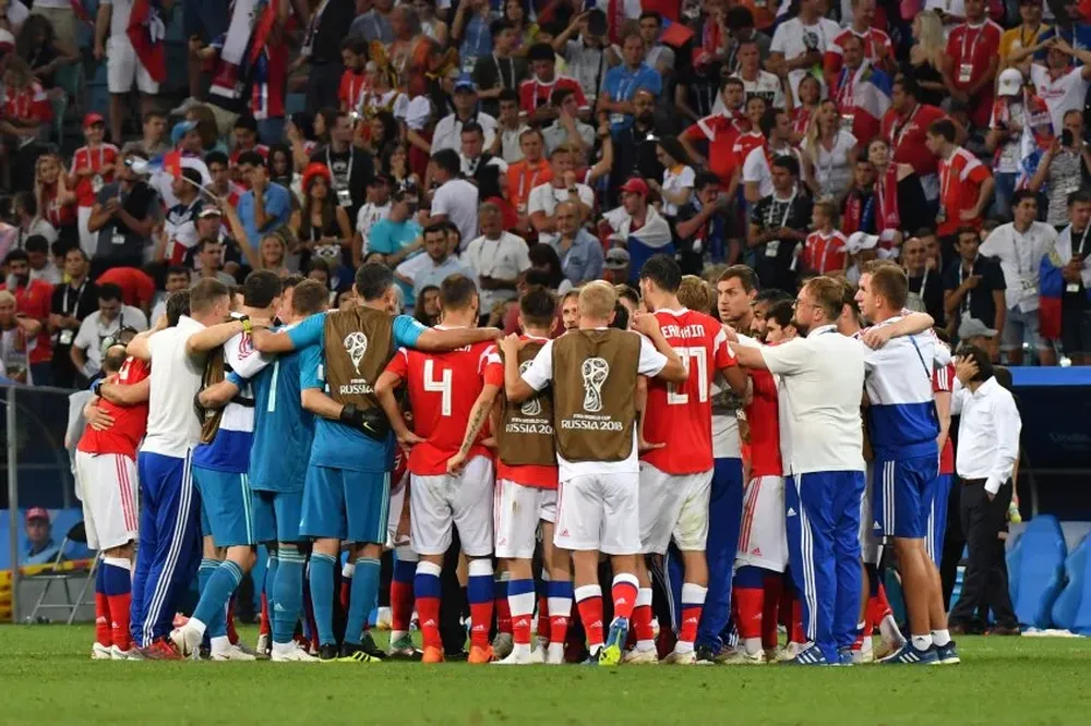 Jugadores y asistentes de Rusia en el partido ante Croacia