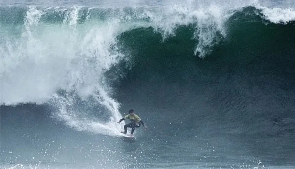 Marco Giorgi surfeando las poderosas olas de El Gringo, en Arica, Chile