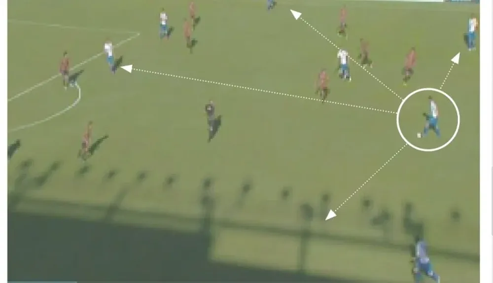 Porras volvió a ser el distribuidor del Apertura al no tener marcas sobre él, lo que le permitió abastecer a sus compañeros