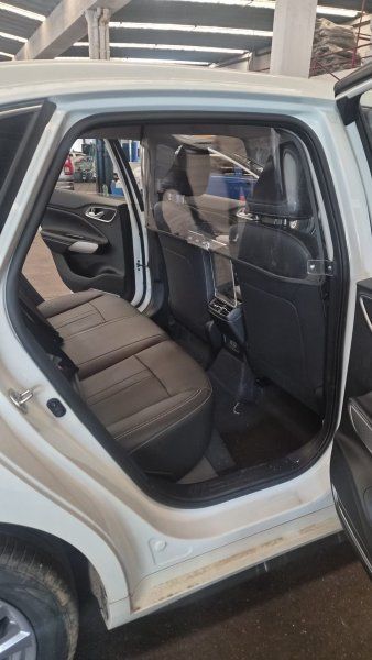 La gremial del taxi presentó dos modelos de auto sin la mampara convencional y vuelve a la carga para eliminarla en Montevideo