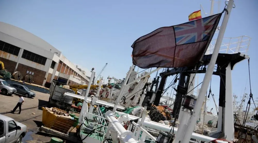 El pesquero aguarda en el puerto para ser reparado