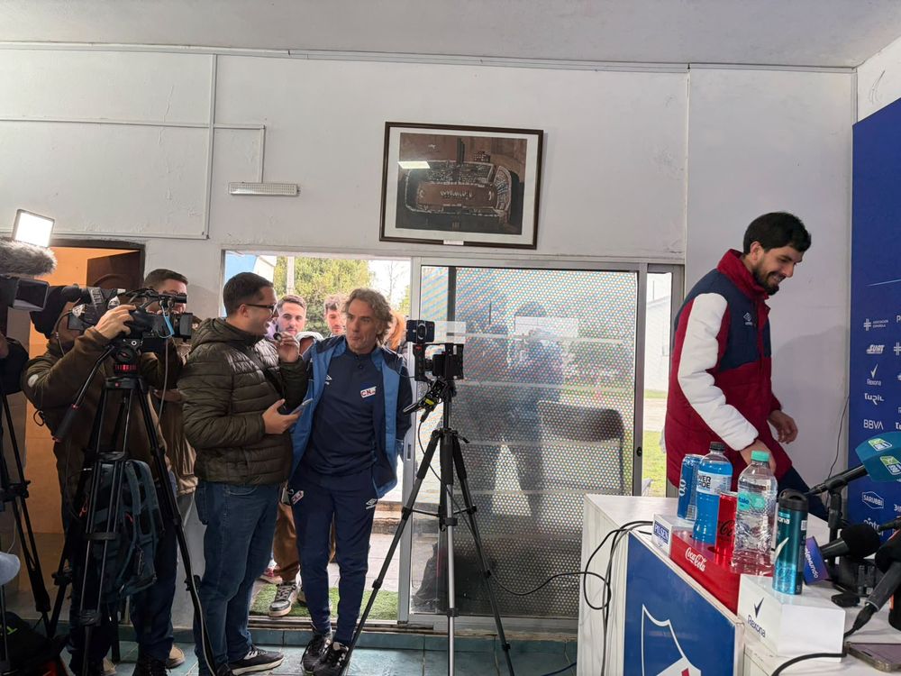 Daniel Carreño llegando a su primera conferencia como DT de Nacional