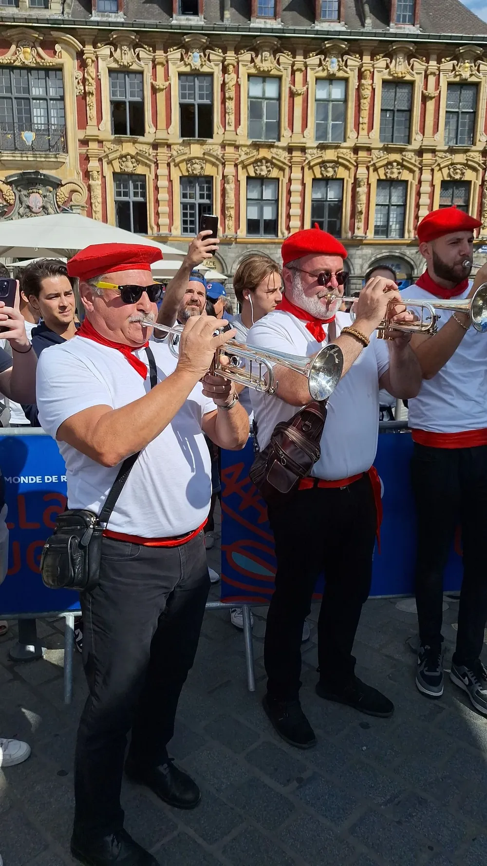 La fiesta de los hinchas en Lille