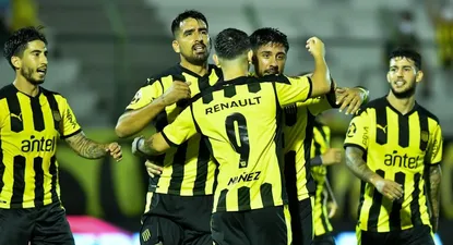 El Canario Álvarez Martínez y Lucas Viatri saludan al Cachila Arias luego de su golazo de cabeza para el transitorio 2-0 de Peñarol ante Barracas Central